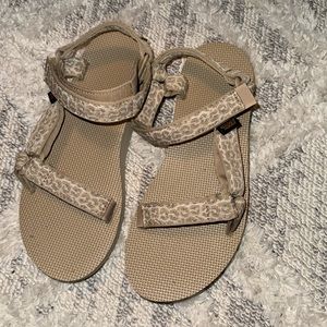 midform teva’s size 9